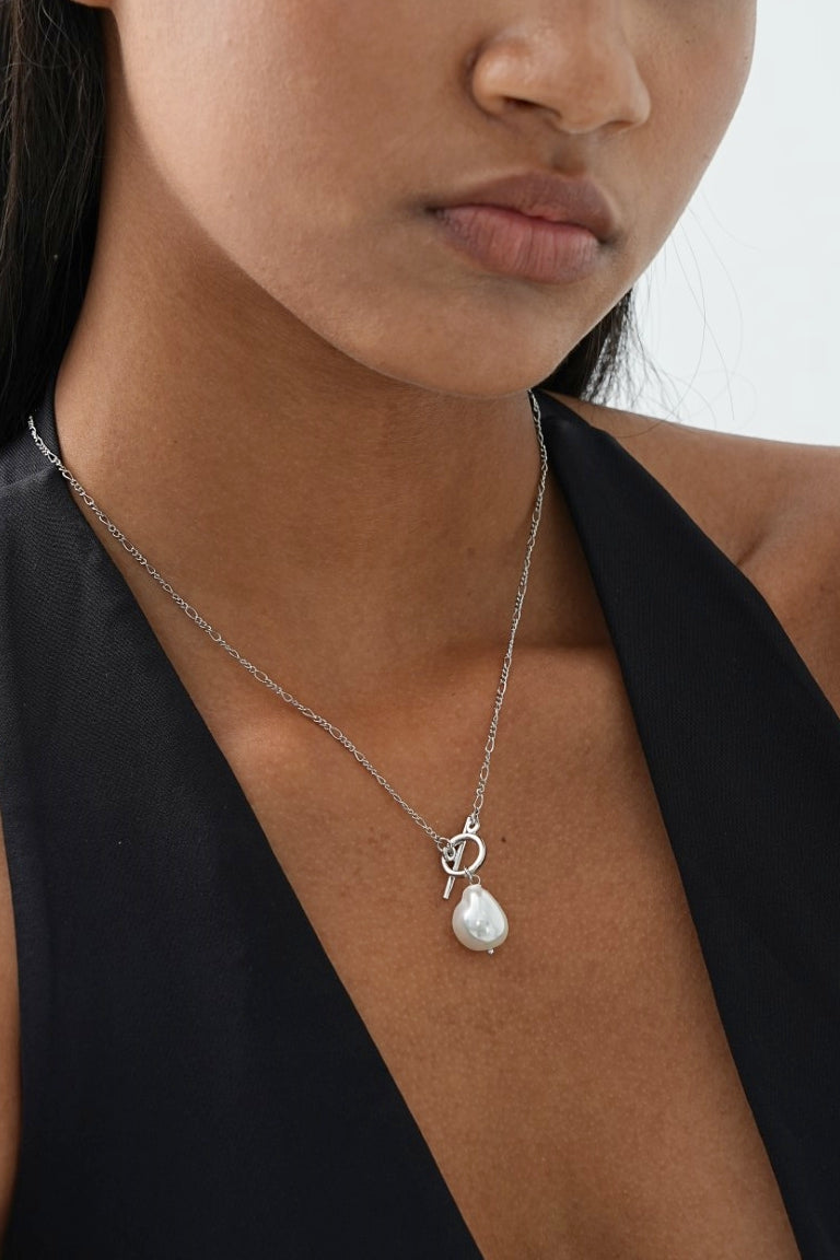 Celestine | Golden Pearl Necklace